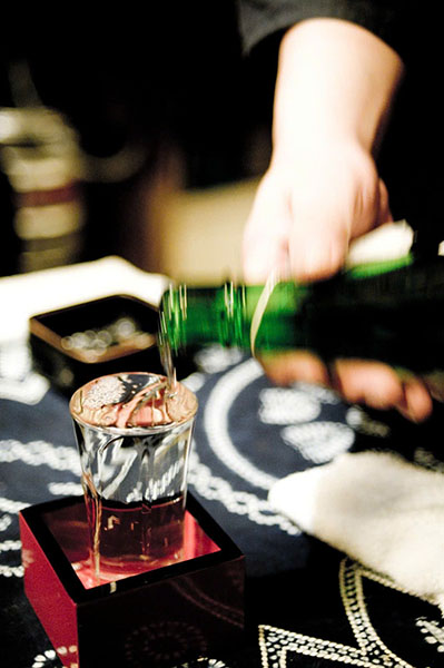 chọn ly uống sake chuẩn: yếu tố quyết định hương vị